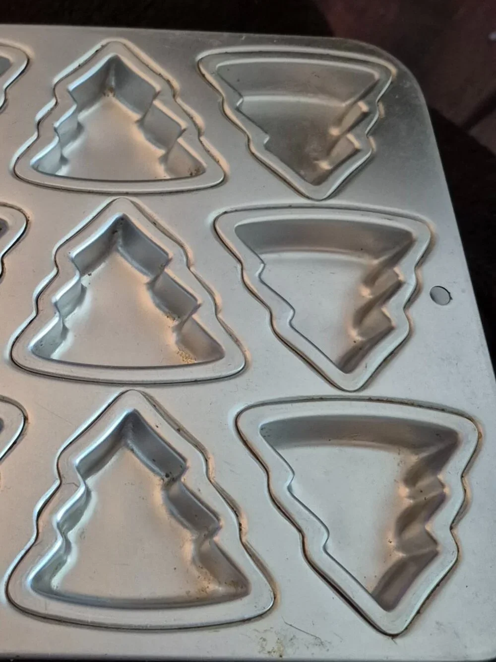 Vintage 1994 Wilton Evergreen/Christmas Tree Aluminum Cake Pan 12 Mini Molds GC